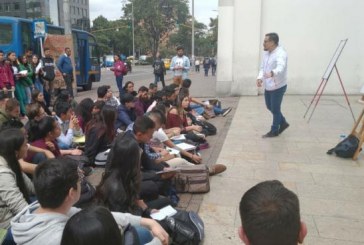 (La FM) Estudiantes de la U. Nacional recibieron clases en la calle